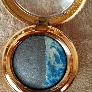 Victorias Secret eye shadow duo.